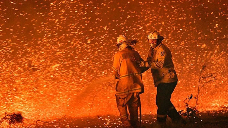 Australia fires Rain brings relief but huge blazes