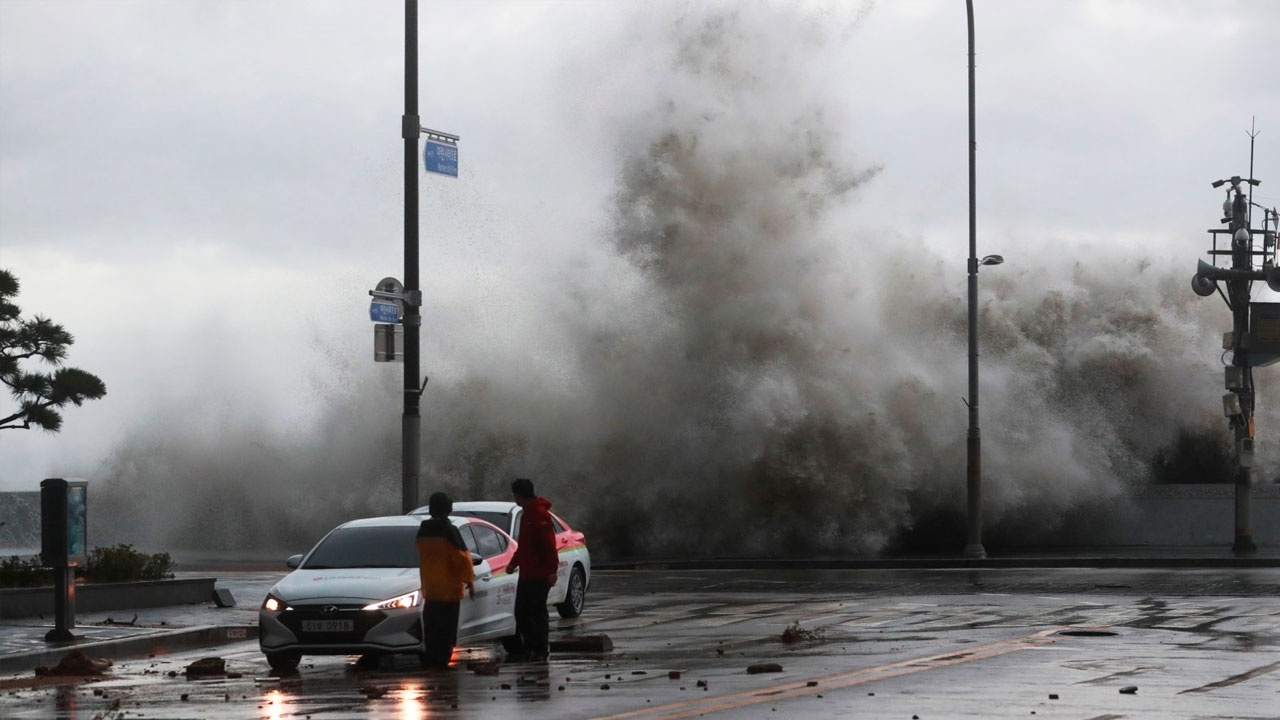 Storm Batters Canada, Leaving Thousands Without Power - The New York Times