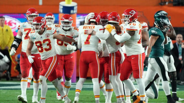 Mahomes throws 2 TD passes as Chiefs beat Commanders 24-14 - The
