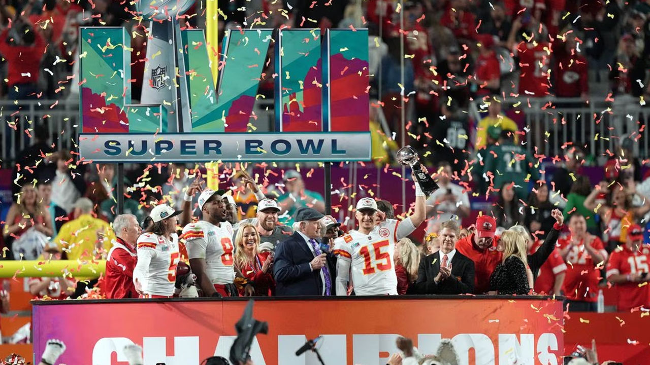 Super Bowl flag helps Kansas City Chiefs edge Philadelphia Eagles