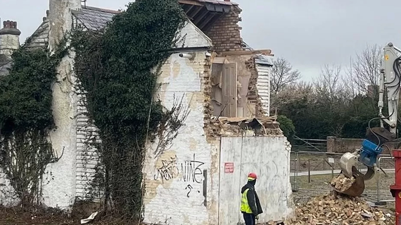 Banksy Mural Appears On Derelict Herne Bay Farmhouse – FBC News