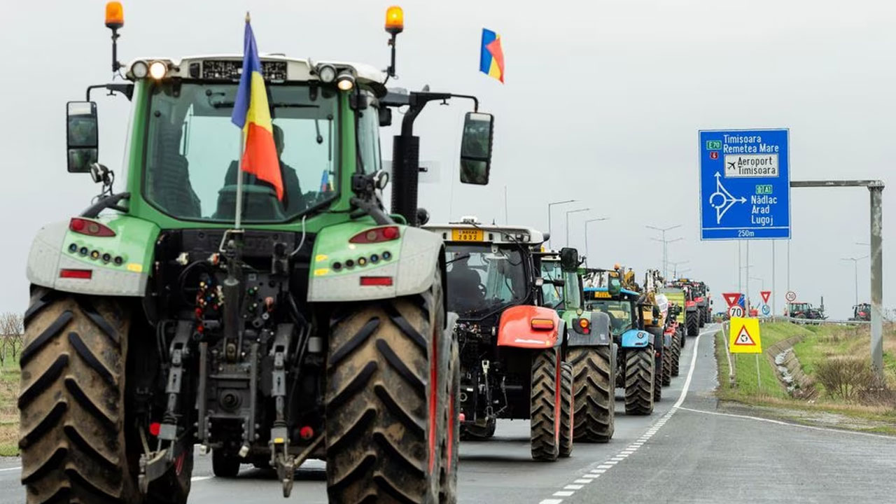 Romanian farmers block borders in protest over Ukrainian grain imports photo