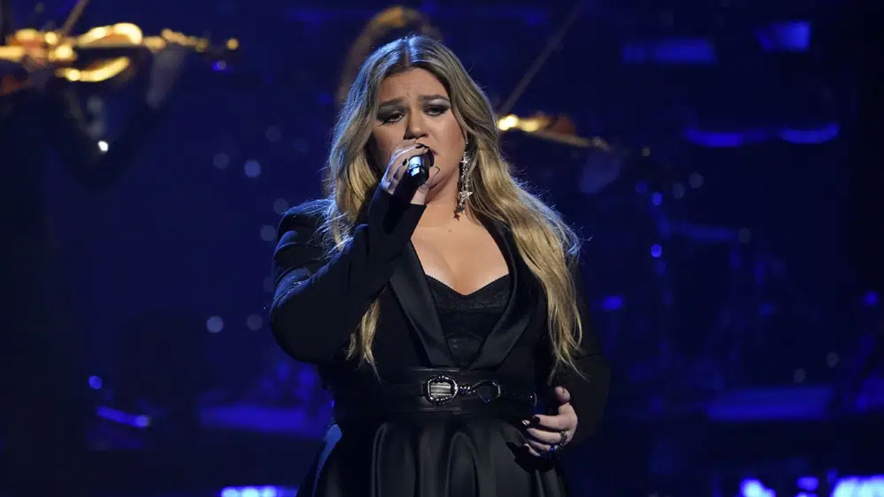 Kelly Clarkson responds to report accusing her daytime talk show – FBC News