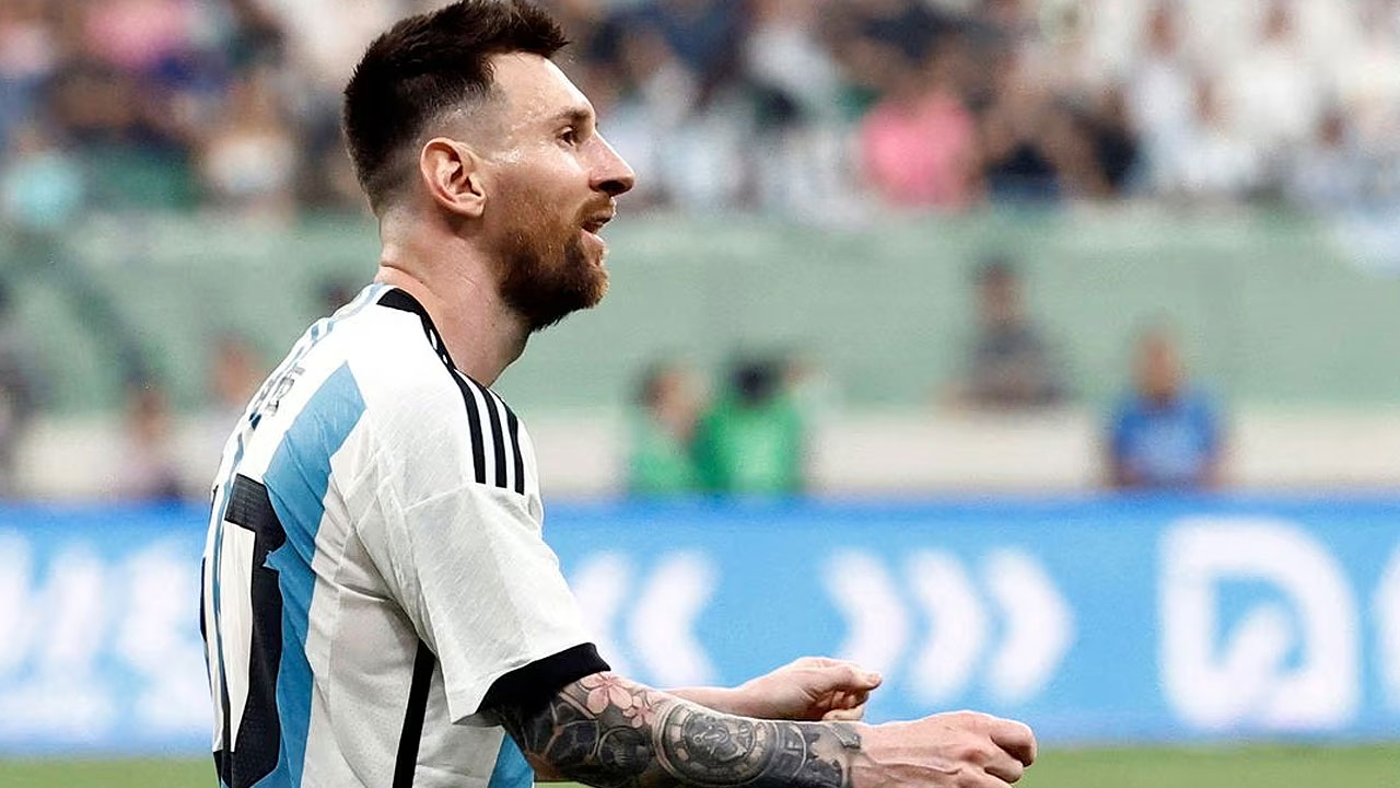 Lionel Messi bids farewell to Paris amid boos